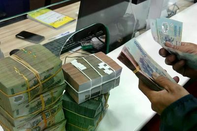 Lãi suất huy động lên đỉnh, biên lợi nhuận ngân hàng bị nén chặt