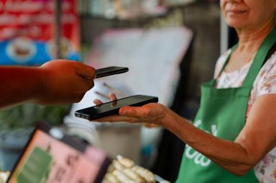 Người lớn tuổi và thanh toán số: Rào cản lớn nhất không nằm ở công nghệ