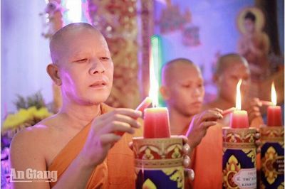 Đèn cầy hạ thắp sáng niềm tin mùa an cư kiết hạ