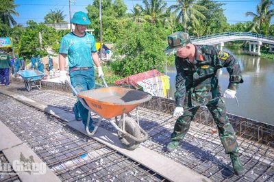 Nhịp cầu quân - dân nghĩa tình