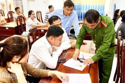 Tuyên truyền nhận diện giấy tờ giả, phòng ngừa tội phạm tại xã Tri Tôn
