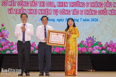 Chủ tịch UBND tỉnh An Giang Hồ Văn Mừng yêu cầu mỗi phong trào thi đua phải hướng đến những kết quả cụ thể, thiết thực