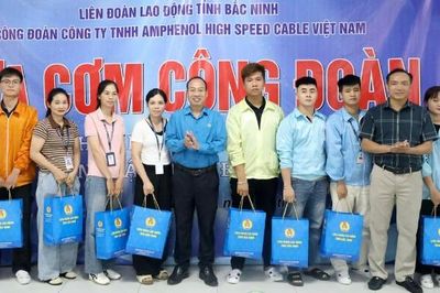 Bắc Ninh: Lãnh đạo Liên đoàn Lao động tỉnh thăm, tặng quà công nhân