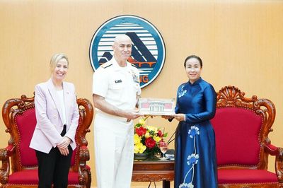 Lãnh đạo thành phố Đà Nẵng tiếp Chỉ huy nhóm tác chiến tàu sân bay số 5 Hải quân Hoa Kỳ