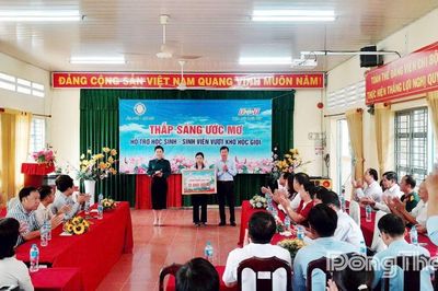 Trao học bổng 'Thắp sáng ước mơ' cho học sinh Nguyễn Ngọc Bảo Trân