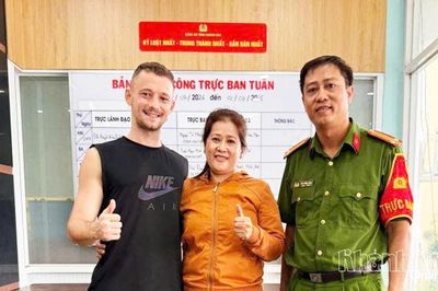 Công an Khánh Hòa giúp du khách Nga nhận lại tài sản bị đánh rơi
