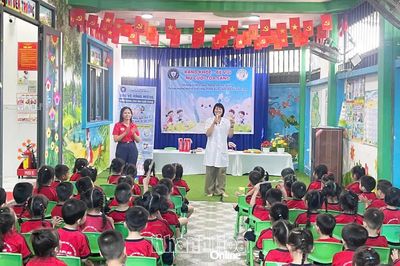 Truyền thông, tư vấn vệ sinh răng miệng cho 100 trẻ mầm non