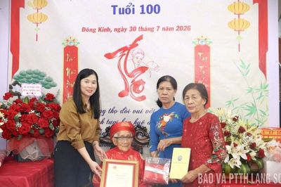 Lãnh đạo UBND tỉnh chúc thọ người cao tuổi tại phường Đông Kinh