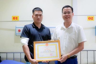 Mậu A khen thưởng đột xuất cá nhân dũng cảm cứu tài sản trong vụ cháy kho doanh nghiệp