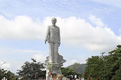Tượng đài trong lòng Đất Tổ