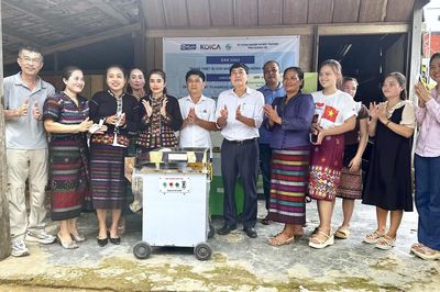 Trao thiết bị hỗ trợ phụ nữ dân tộc thiểu số phát triển sinh kế