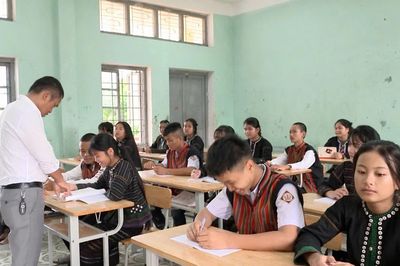 Giữ hồn núi rừng qua từng nét chữ