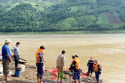 Tìm thấy thi thể người bị trượt chân ngã xuống sông Đà