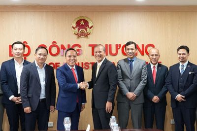 Thứ trưởng Nguyễn Hoàng Long làm việc với Tổng Thư ký Bộ Chuyển dịch Năng lượng và Chuyển đổi Nước Malaysia