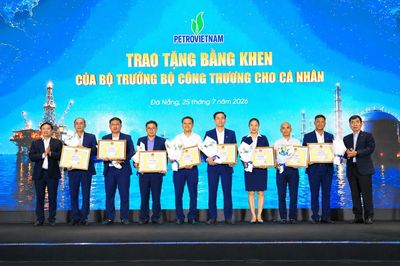 Bộ Công Thương khen thưởng PVNDB về thành tích bảo đảm nguồn cung xăng dầu
