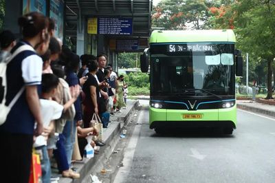 Hà Nội: Hơn 100 tài xế xe buýt ký cam kết ứng xử văn minh, đi đúng làn đường