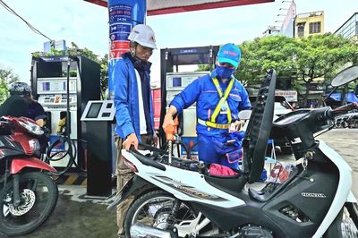 Giá xăng tăng hơn 1.400 đồng/lít