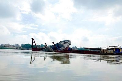 Phú Thọ: Đảm bảo an toàn giao thông trong quá trình trục vớt tàu chìm trên sông Lô