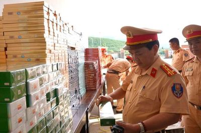 Huế: Phát hiện ô tô khách vận chuyển hơn 27.000 bao thuốc lá nhập lậu