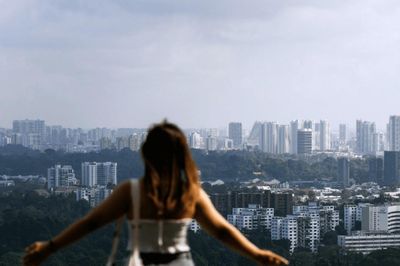 Người trẻ Singapore tìm 'lối thoát' tài chính trong kỷ nguyên AI