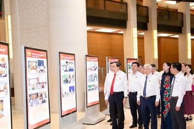 Chủ tịch Quốc hội Trần Thanh Mẫn và các đại biểu tham quan triển lãm về hoạt động giám sát của Quốc hội