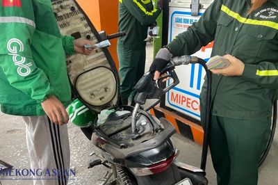 Giá xăng E10 vượt 23.000 đồng/lít