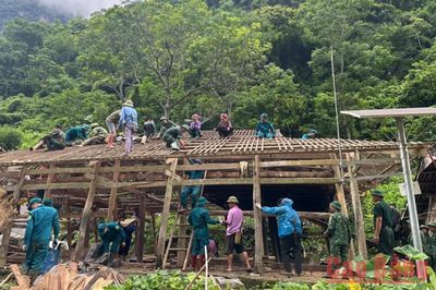 Đồn Biên phòng Cô Ba hỗ trợ di dời nhà dân khỏi khu vực có nguy cơ sạt lở đất