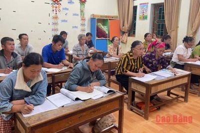 Lớp học chữ của những học viên 'đầu bạc'
