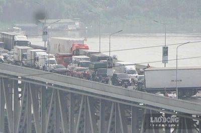 Lý do cầu Thăng Long tắc từ sáng sớm 30/7: Vụ tai nạn nghiêm trọng khiến 2 tài xế mắc kẹt trong cabin