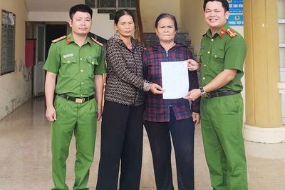 Chở 15 bao trấu, người phụ nữ may mắn thoát nạn nhờ gặp công an