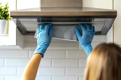 Máy hút mùi bám đầy dầu mỡ? 4 mẹo làm sạch không cần tháo máy, tiết kiệm cả trăm nghìn đồng