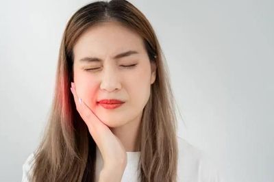 Đau răng khôn đừng cố chịu: 7 cách giảm đau tại nhà ai cũng nên biết