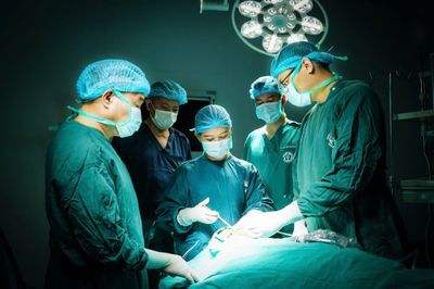 Vượt mưa trắng trời lúc 5h sáng, bác sĩ chạy đua 'giờ vàng' giữ khuôn mặt bệnh nhân