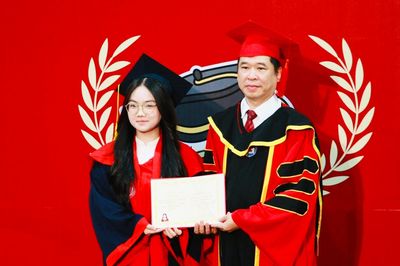 Bỏ trường Y viết tiếp ước mơ của mẹ, Á khoa 22 tuổi giành học bổng tiến sĩ danh giá