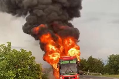 Cháy xe khách trên đường Hồ Chí Minh, hành khách may mắn thoát hiểm
