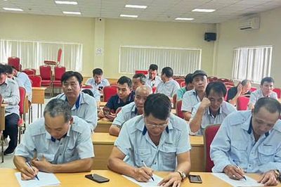 Hơn 100 tài xế xe buýt ký cam kết bảo đảm an toàn giao thông