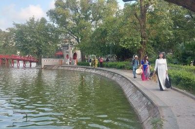 Hà Nội đêm mưa, ngày nắng