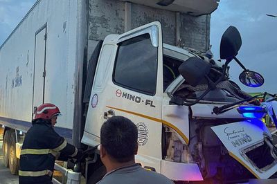 Hà Nội: Hai xe tải tông nhau trực diện trên cầu Thăng Long, hai tài xế nhập viện cấp cứu