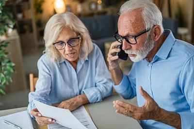 Nhiều người già tích cóp cả đời nhưng lại quên giữ 3 'đường lui' quan trọng nhất: Có tiền vẫn khó an hưởng tuổi già