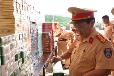 Bắt giữ xe khách chở hàng vạn bao thuốc lá nhập lậu, tài xế khai báo quanh co
