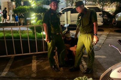Bắt giữ nam thanh niên đi xe SH vận chuyển trái phép 5 bình 'khí cười' tại Hà Nội