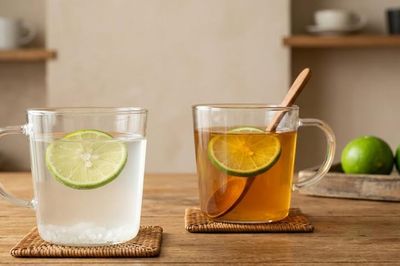 Buổi sáng uống nước chanh muối hay chanh mật ong tốt hơn?