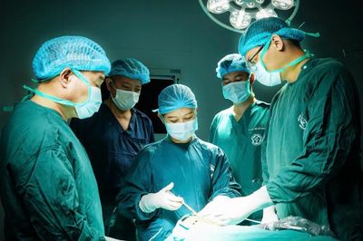 Chuyến xe trong mưa lúc 5h sáng của bác sĩ Bạch Mai và cuộc chạy đua giữ lại gương mặt nguyên vẹn cho người bệnh