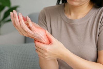 Tê bì tay có nguy hiểm không, khắc phục thế nào?