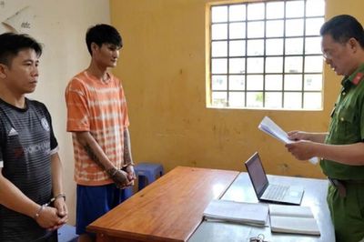 Tạm giữ khẩn cấp hai đối tượng nghiện ma túy cướp giật điện thoại của trẻ em