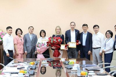 Trao Bằng khen của Bộ trưởng Bộ Y tế và Kỷ niệm chương 'Vì sức khỏe nhân dân' cho đoàn Bệnh viện Bay Orbis-Hoa Kỳ
