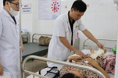 Bóc tách khối u nặng gần 3kg trong bụng người phụ nữ 51 tuổi