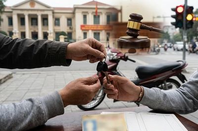 Nhân viên khách sạn bị khởi tố vì giao xe cho khách nước ngoài: Khung hình phạt ra sao?
