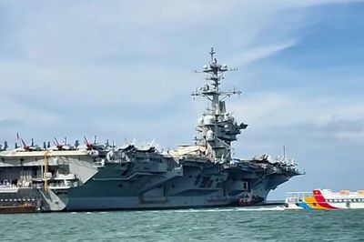 Đoàn tàu sân bay Hải quân Hoa Kỳ thăm thành phố Đà Nẵng