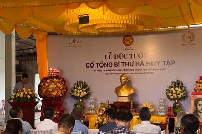 Hoàn thiện tác phẩm tượng đồng Cố Tổng Bí thư Hà Huy Tập
